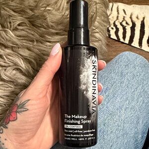 Black Makeup Finishing Spray